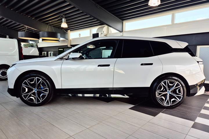 Hvid BMW iX fra 2023