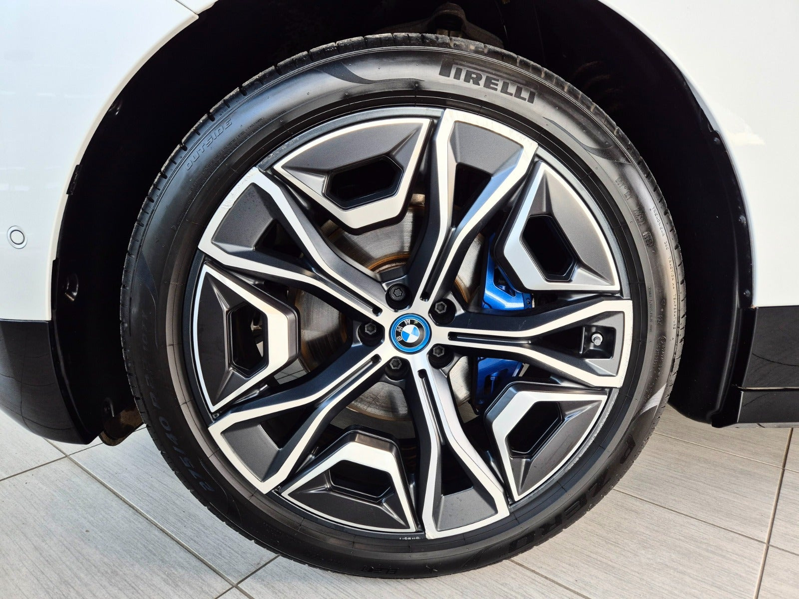 Hvid BMW iX fra 2023