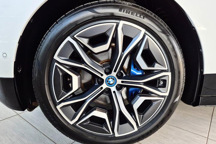 Hvid BMW iX fra 2023