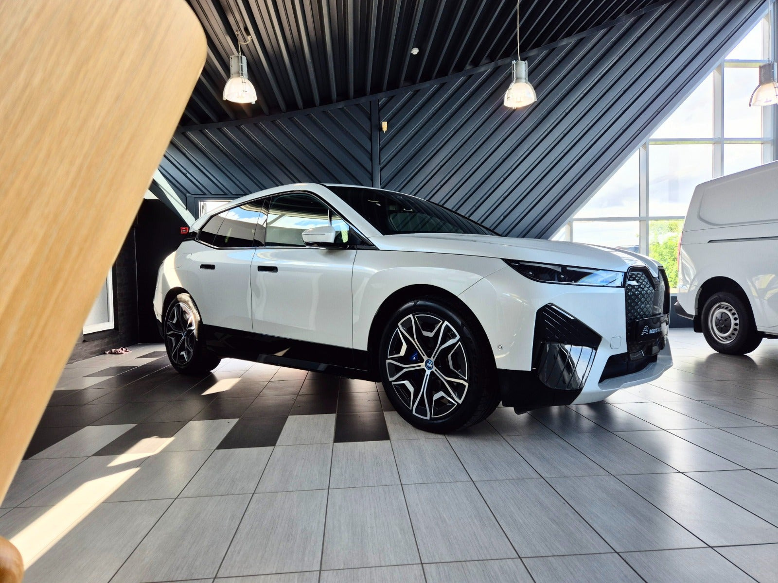Hvid BMW iX fra 2023