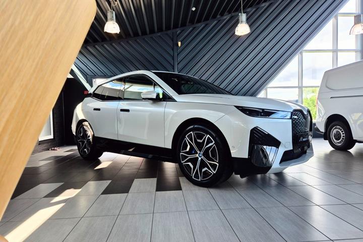 Hvid BMW iX fra 2023