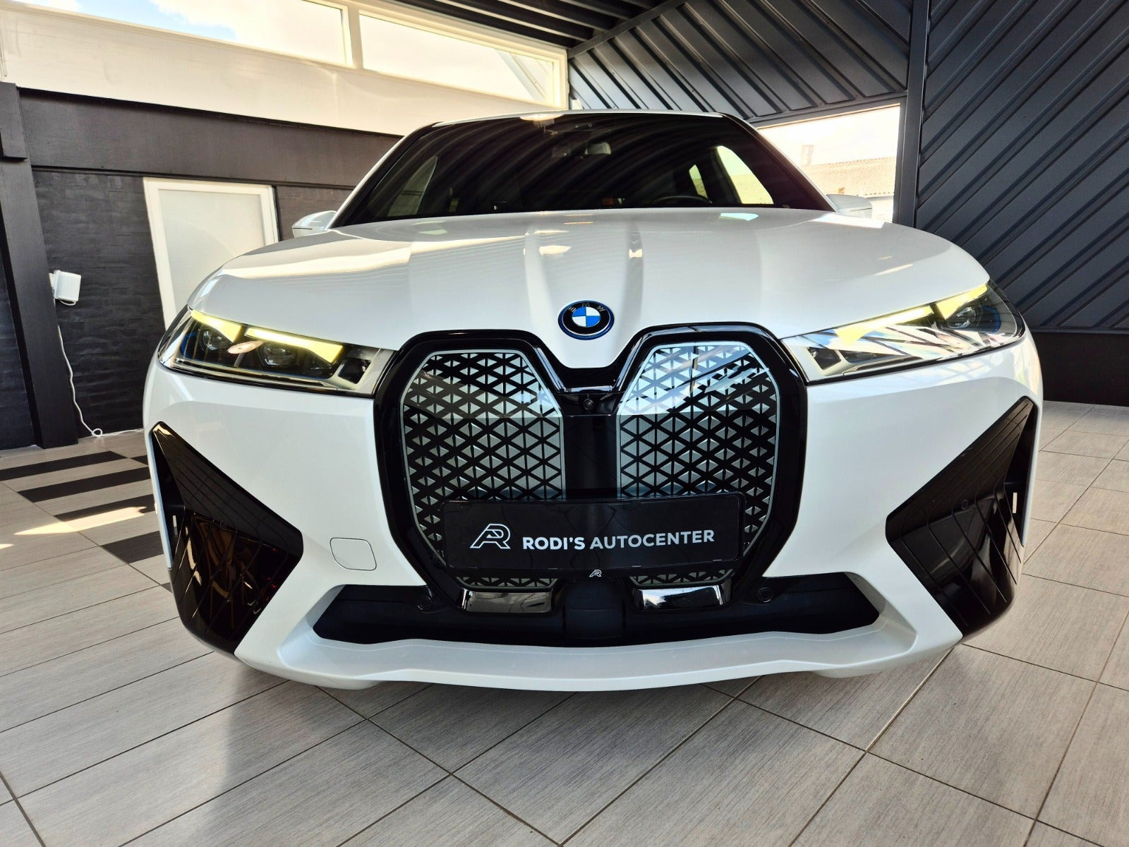 Hvid BMW iX fra 2023