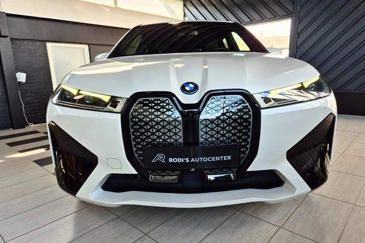Hvid BMW iX fra 2023