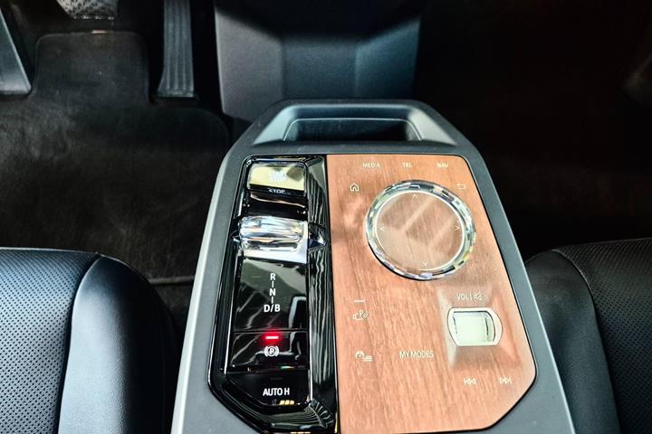 Hvid BMW iX fra 2023
