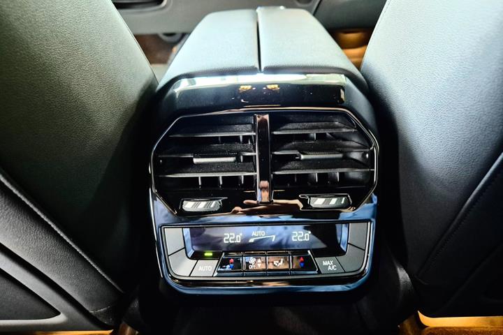 Hvid BMW iX fra 2023