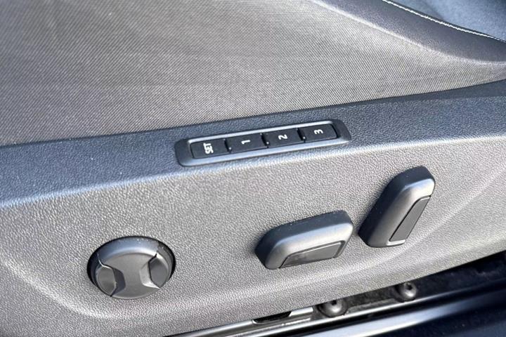 Hvid Skoda Enyaq fra 2023