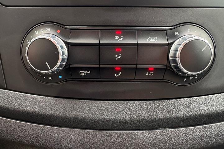 Hvid Mercedes Vito 114 fra 2019