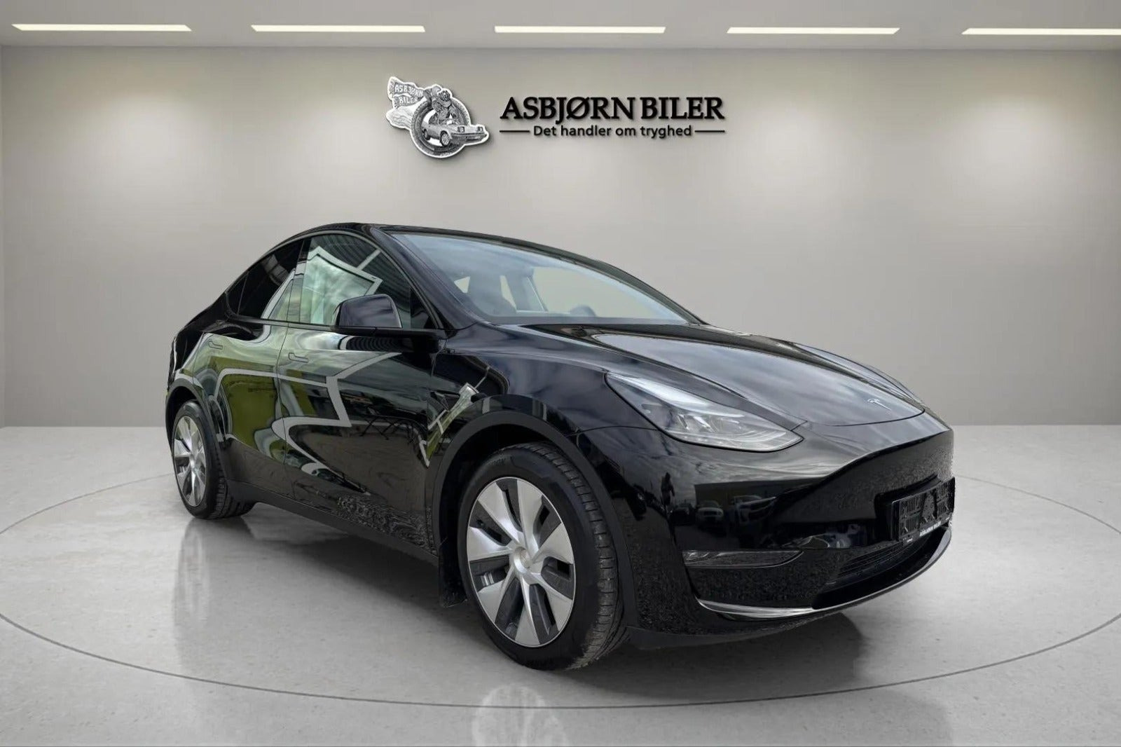 Sort Tesla Model Y fra 2023
