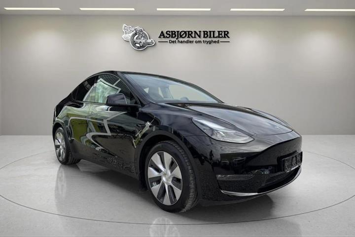 Sort Tesla Model Y fra 2023