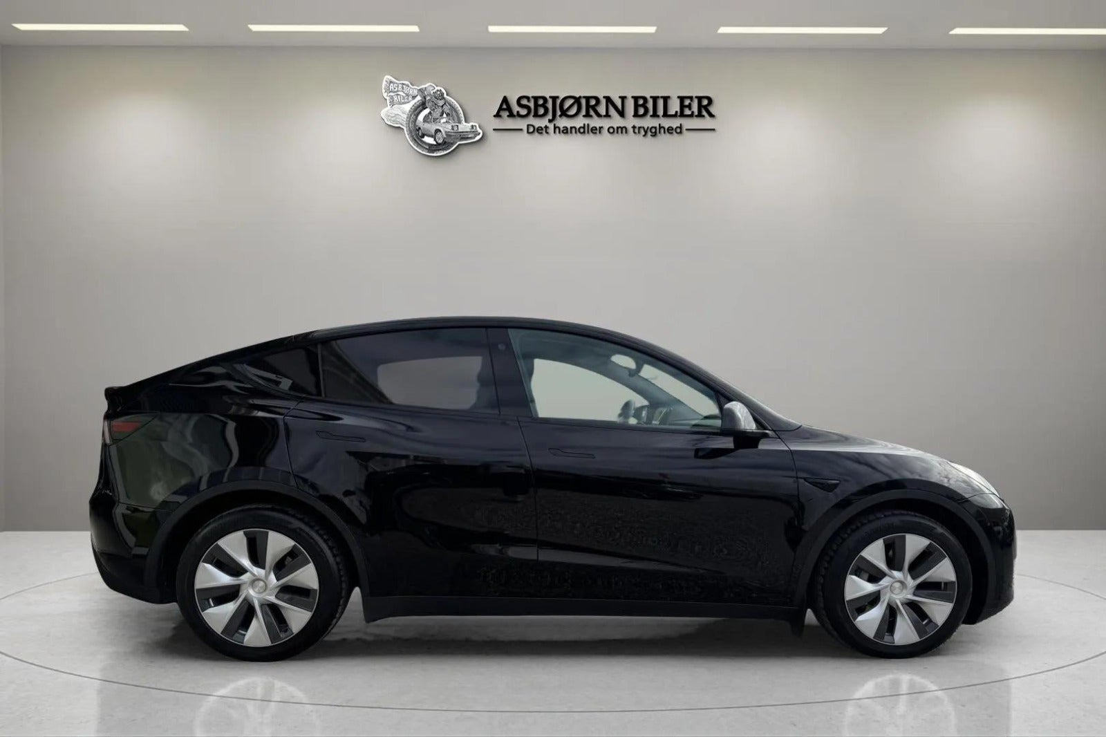 Sort Tesla Model Y fra 2023