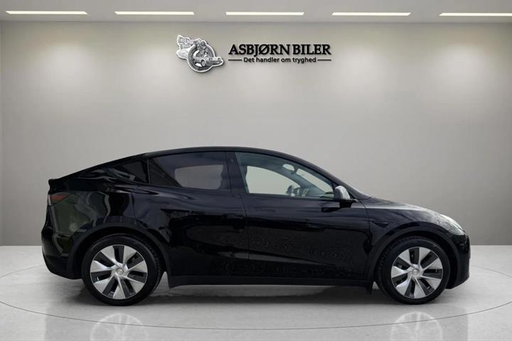 Sort Tesla Model Y fra 2023