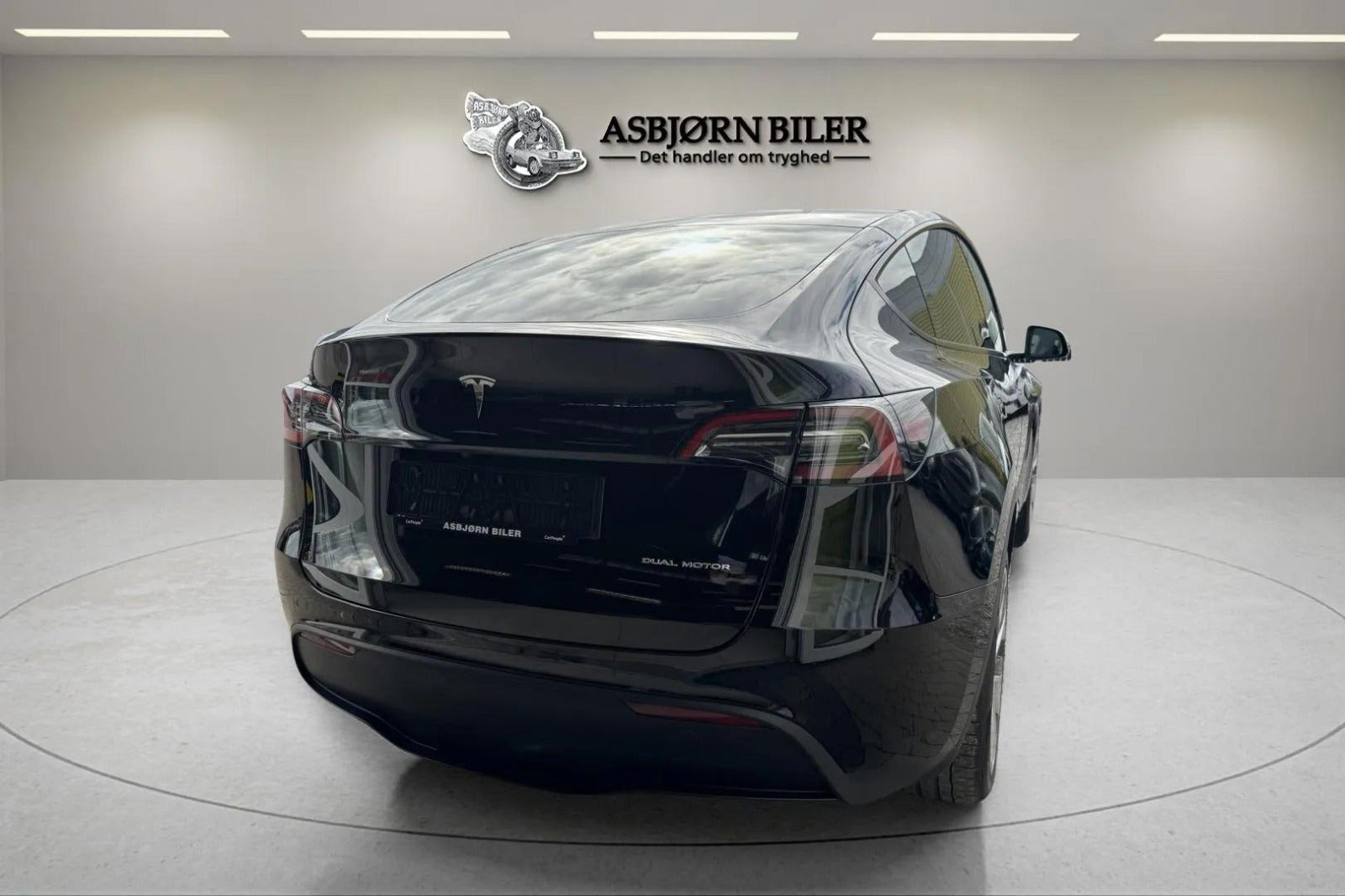 Sort Tesla Model Y fra 2023