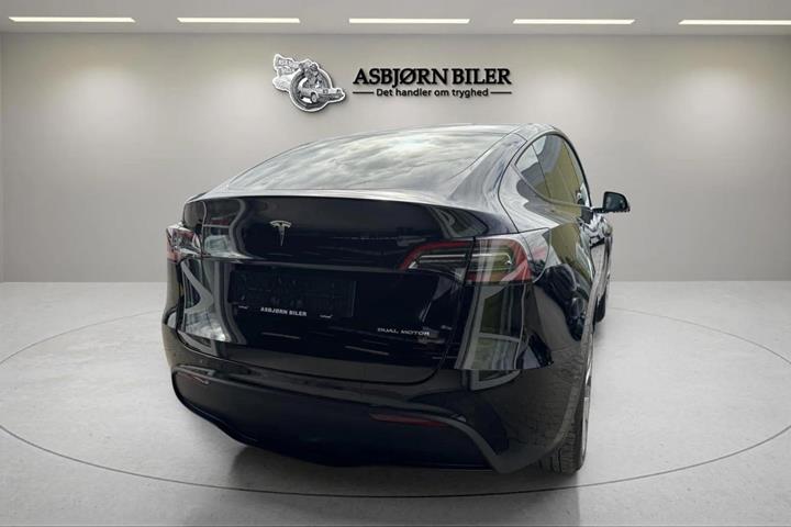 Sort Tesla Model Y fra 2023