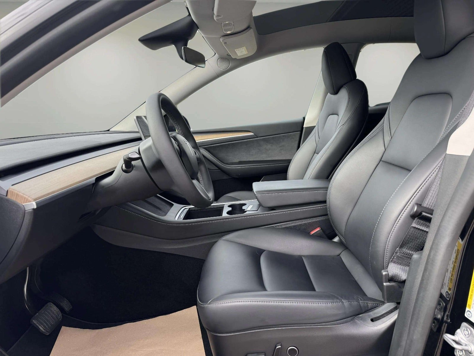 Sort Tesla Model Y fra 2023