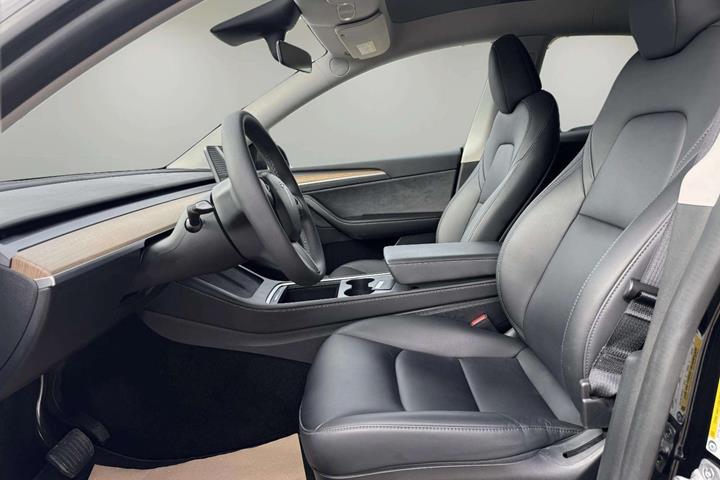 Sort Tesla Model Y fra 2023