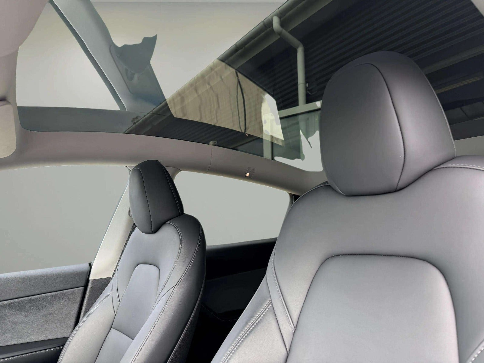 Sort Tesla Model Y fra 2023