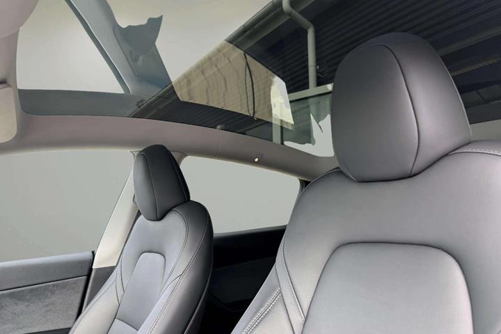 Sort Tesla Model Y fra 2023