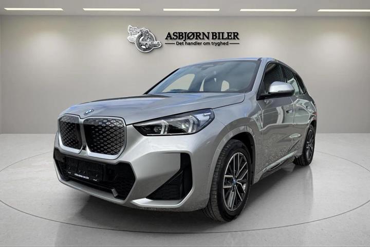 Sølv BMW iX1 fra 2025 set udefra