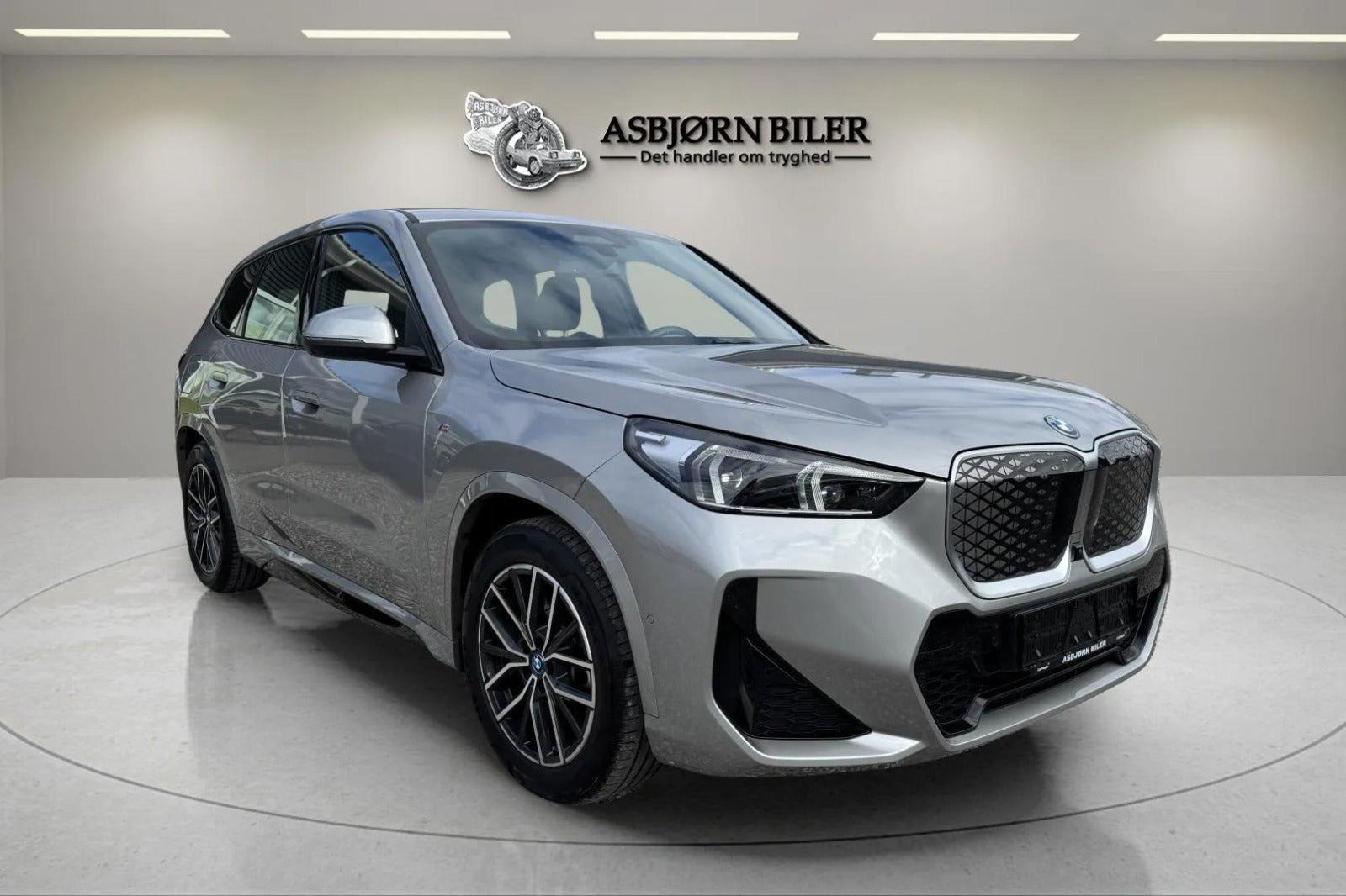 Sølv BMW iX1 fra 2025