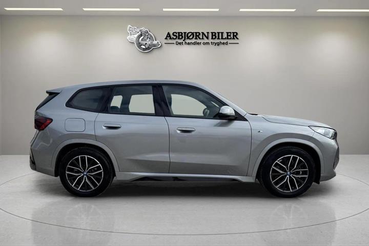 Sølv BMW iX1 fra 2025