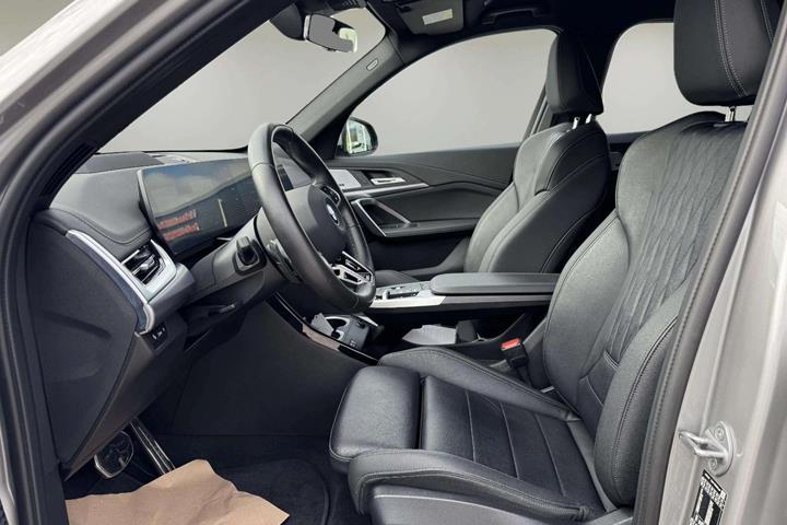Sølv BMW iX1 fra 2025