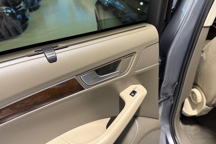 Grå Audi Q5 fra 2012