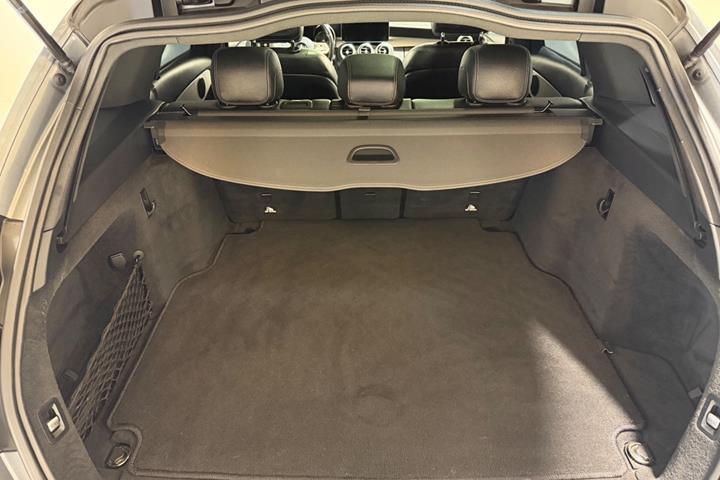 Grå Mercedes C220 d fra 2019