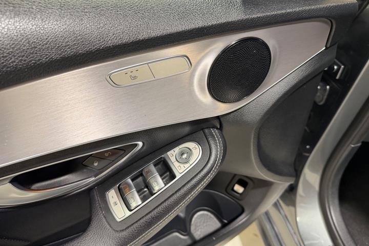 Grå Mercedes C220 d fra 2019