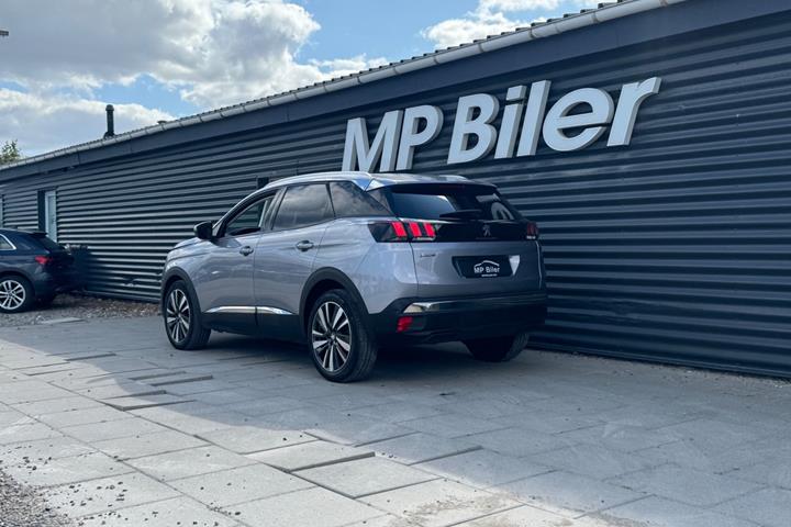Grå Peugeot 3008 fra 2020