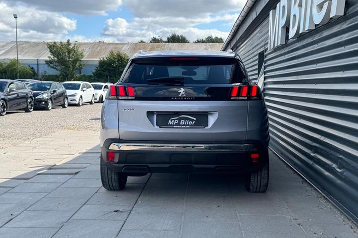 Grå Peugeot 3008 fra 2020