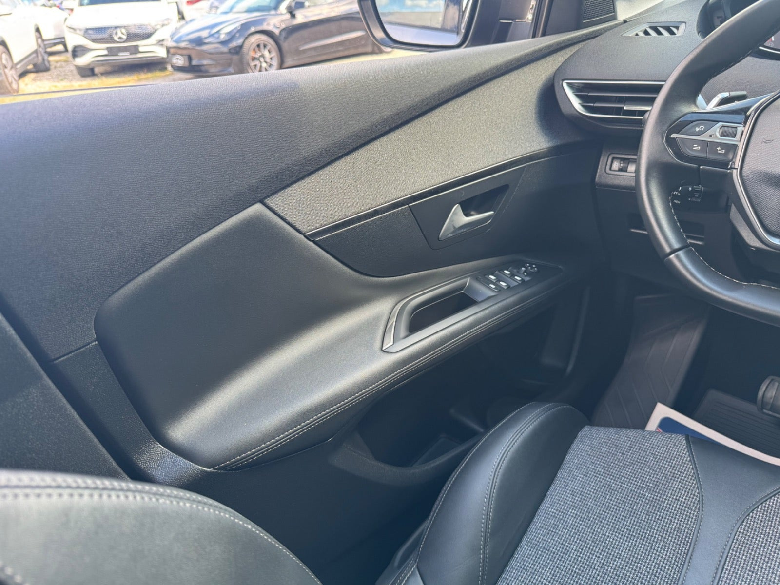 Grå Peugeot 3008 fra 2020