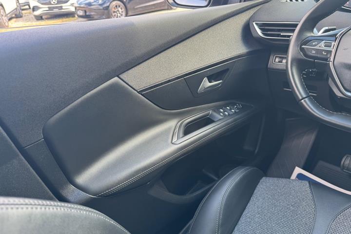 Grå Peugeot 3008 fra 2020