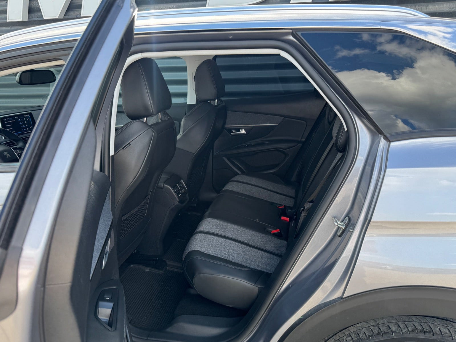 Grå Peugeot 3008 fra 2020