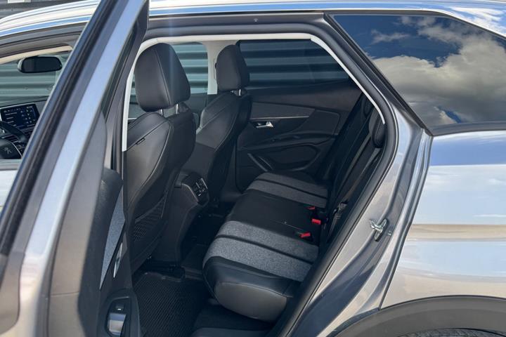 Grå Peugeot 3008 fra 2020