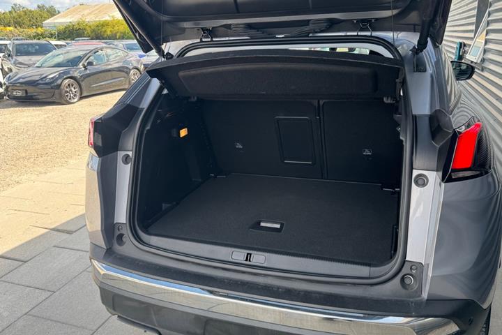 Grå Peugeot 3008 fra 2020
