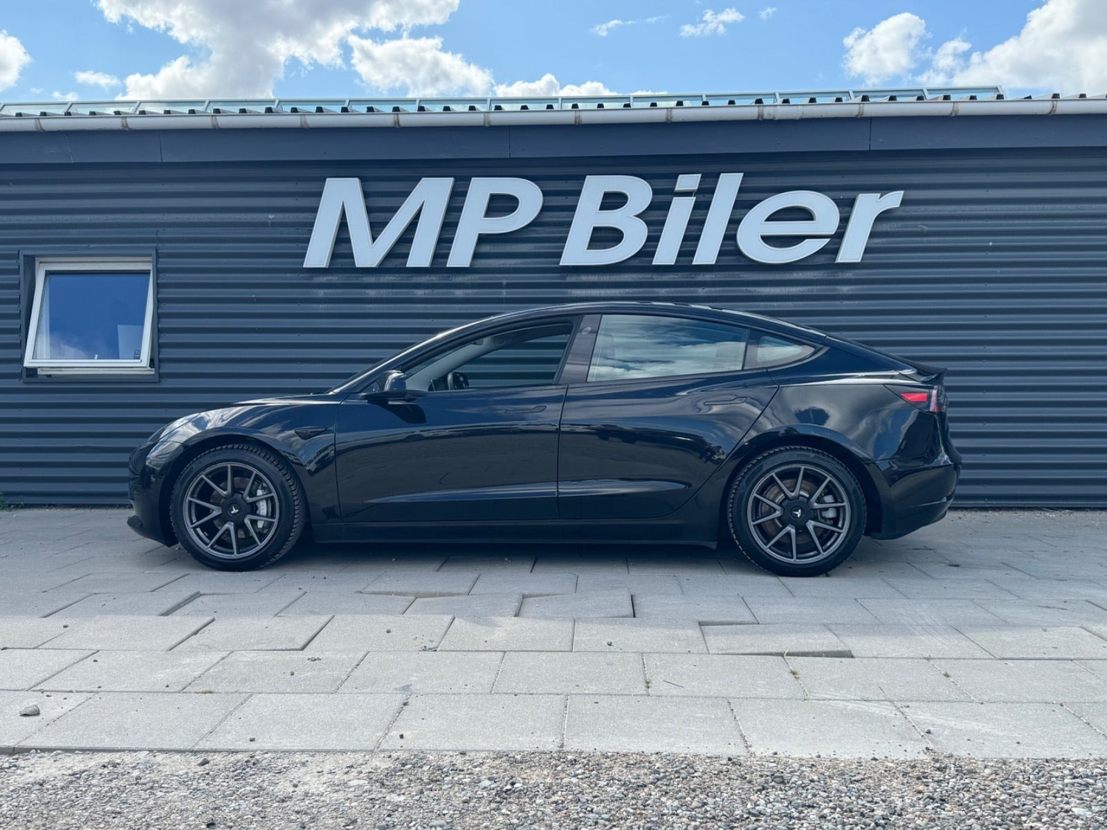 Sort Tesla Model 3 fra 2021