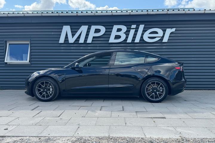 Sort Tesla Model 3 fra 2021