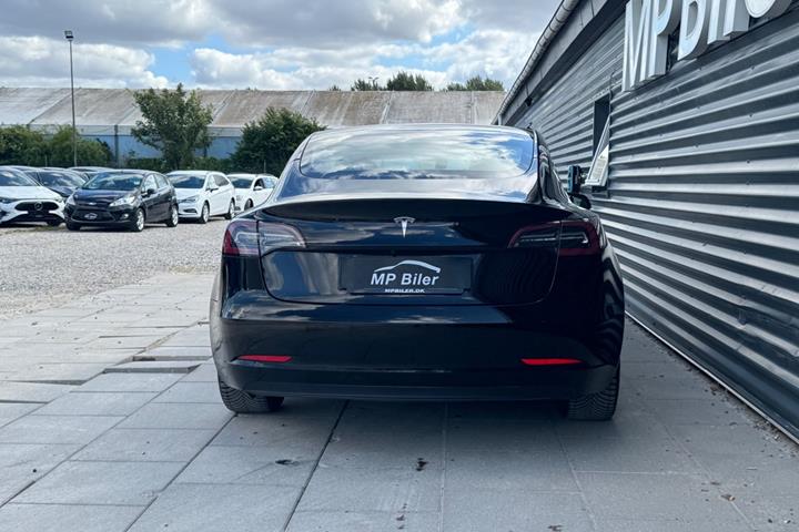 Sort Tesla Model 3 fra 2021