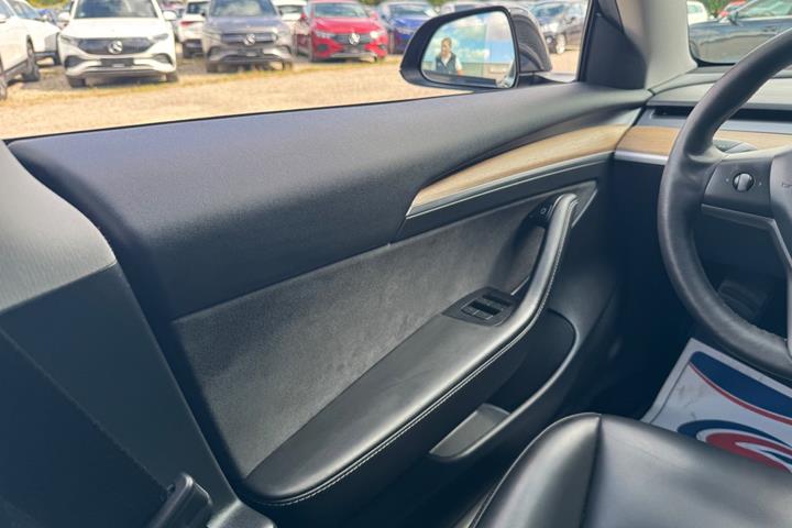 Sort Tesla Model 3 fra 2021