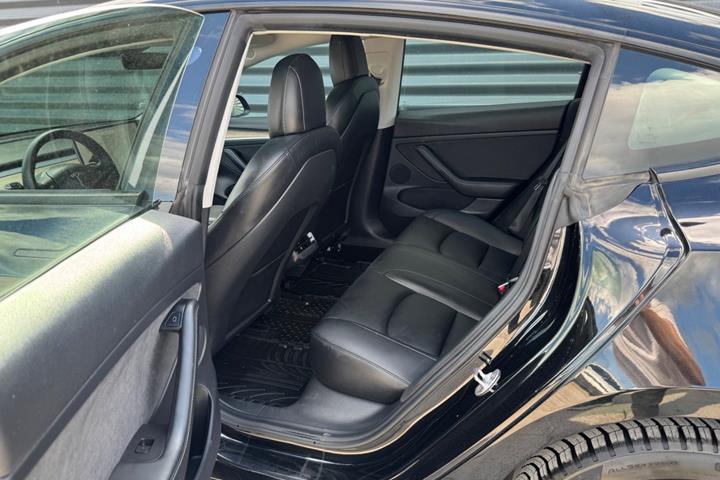 Sort Tesla Model 3 fra 2021