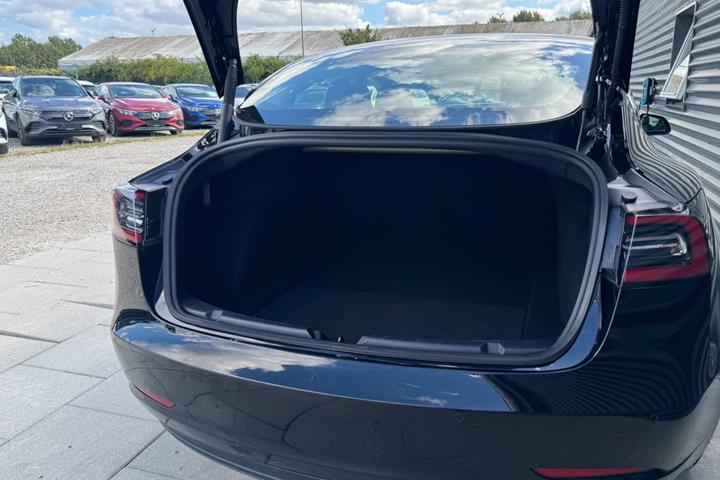 Sort Tesla Model 3 fra 2021