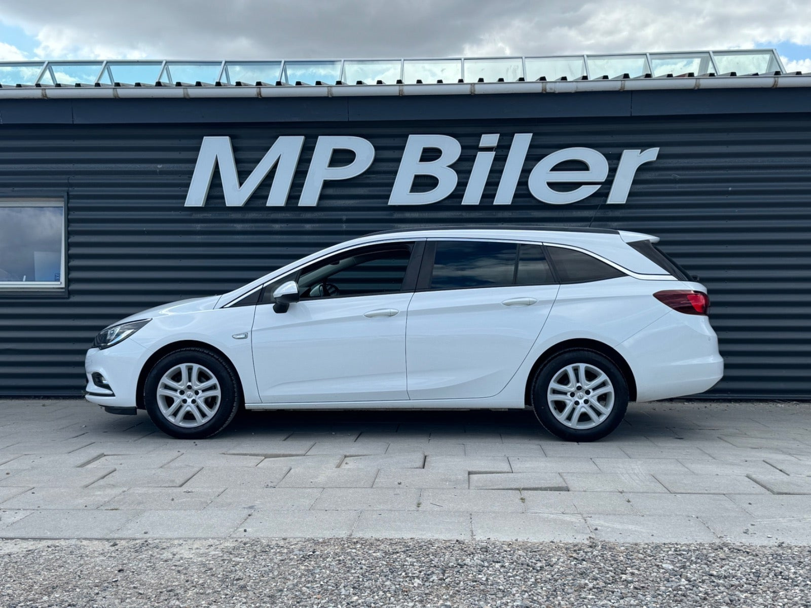 Hvid Opel Astra fra 2019