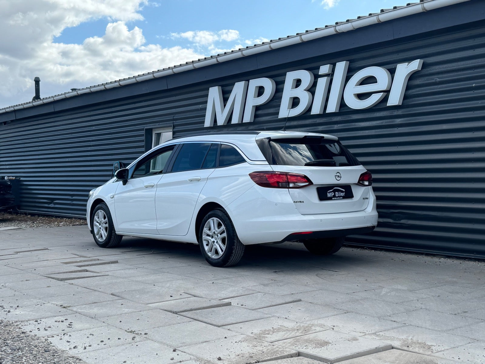 Hvid Opel Astra fra 2019