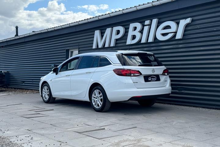 Hvid Opel Astra fra 2019