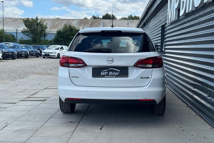 Hvid Opel Astra fra 2019