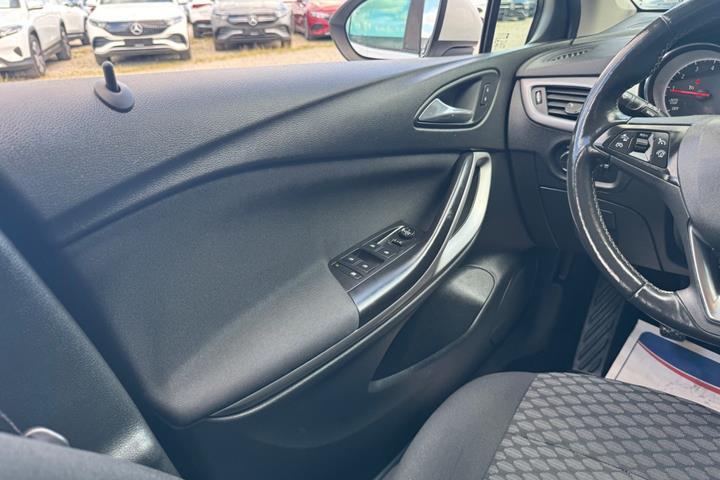 Hvid Opel Astra fra 2019
