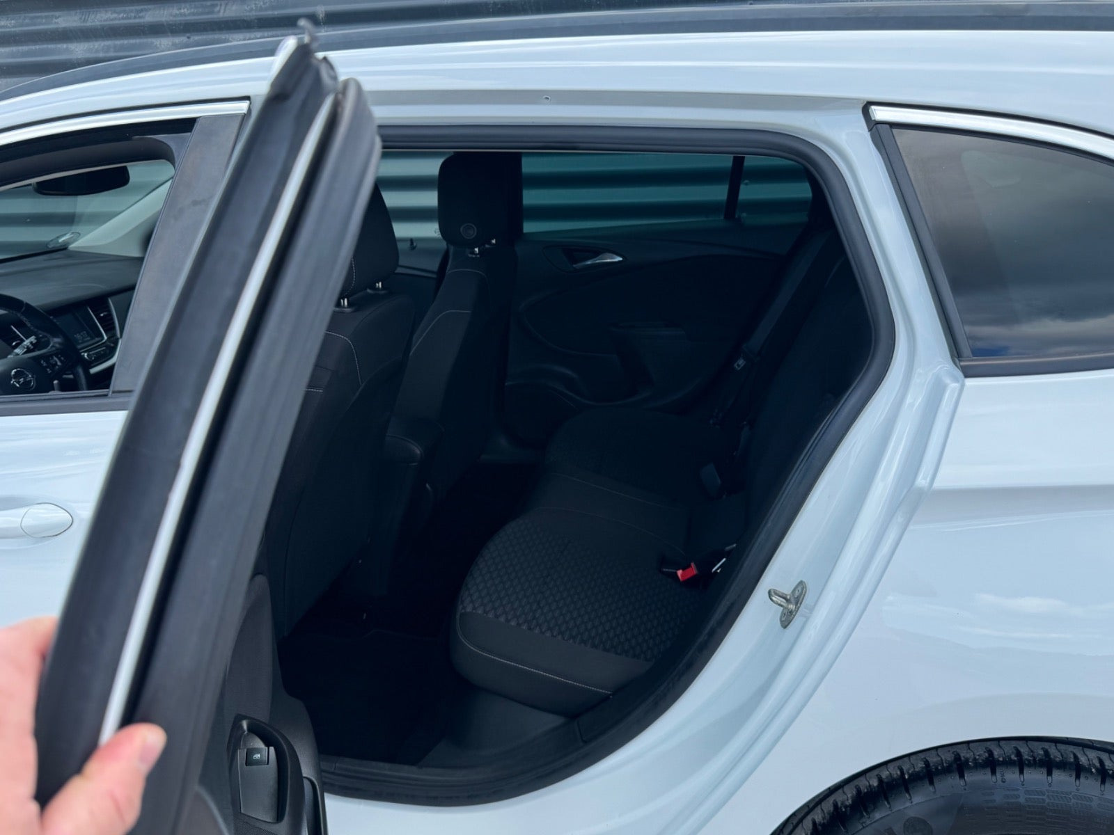 Hvid Opel Astra fra 2019