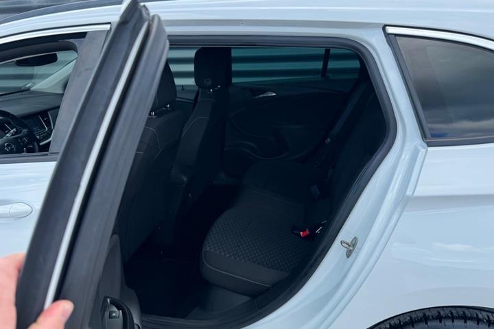 Hvid Opel Astra fra 2019