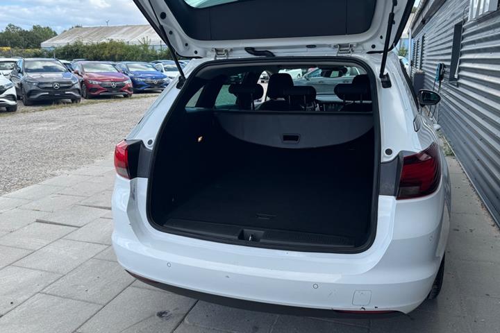 Hvid Opel Astra fra 2019