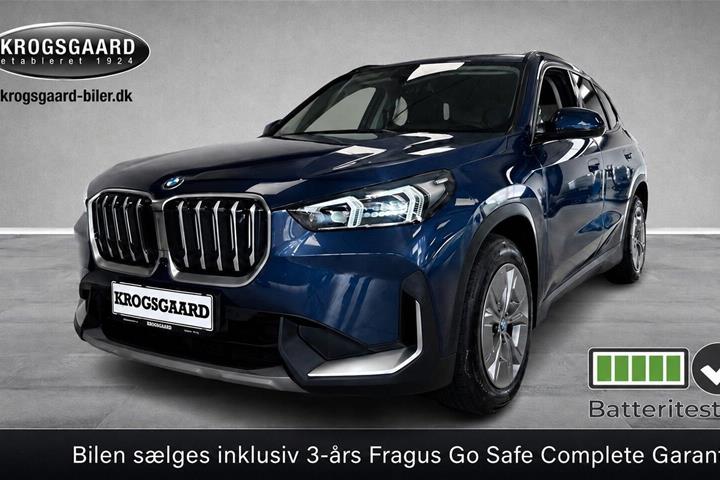Blå BMW iX1 fra 2023 set udefra